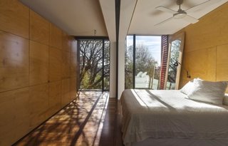 Dormitor modern cu vedere spre gradina