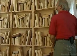 Biblioteca cu carti sculptate in lemn opera a lui Livio de Marchi