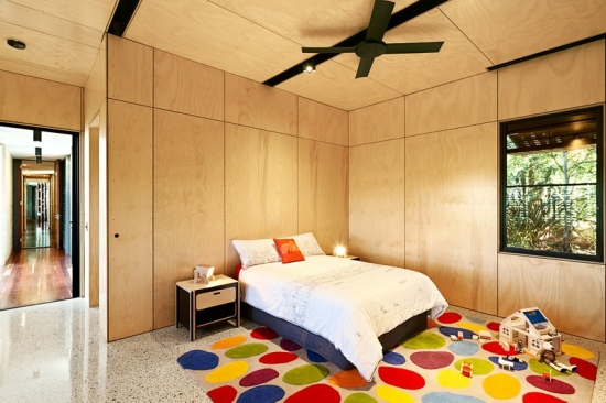 Dormitor de copii cu covor cu buline colorate
