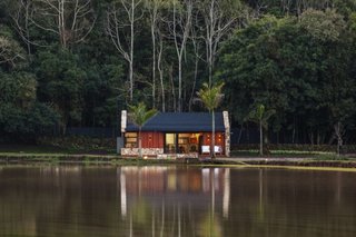 Casa pe malul lacului
