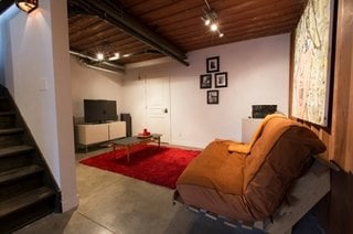 Camera relaxare cu televizor in casa construita din containere maritime
