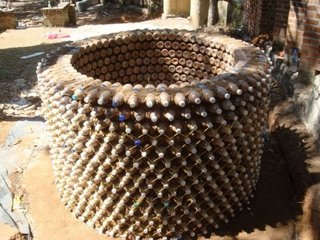 Constructie circulara din sticle de plastic