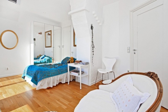Dormitor cu parchet de fag din lemn masiv si zugraveala si mobilier alb cu turcoaz