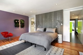 Dormitor de poveste cu pereti gri si lila