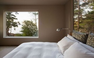 Dormitor modern  cu fereastra mare cu vedere spre lac
