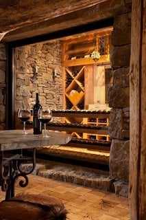 Amenajare rustica cu lemn si piatra  pivnita vinuri
