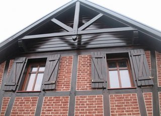 Casa cu structuri din lemn pe exterior