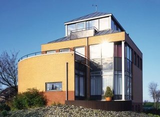 Casa moderna cu fatada din caramida si sticla