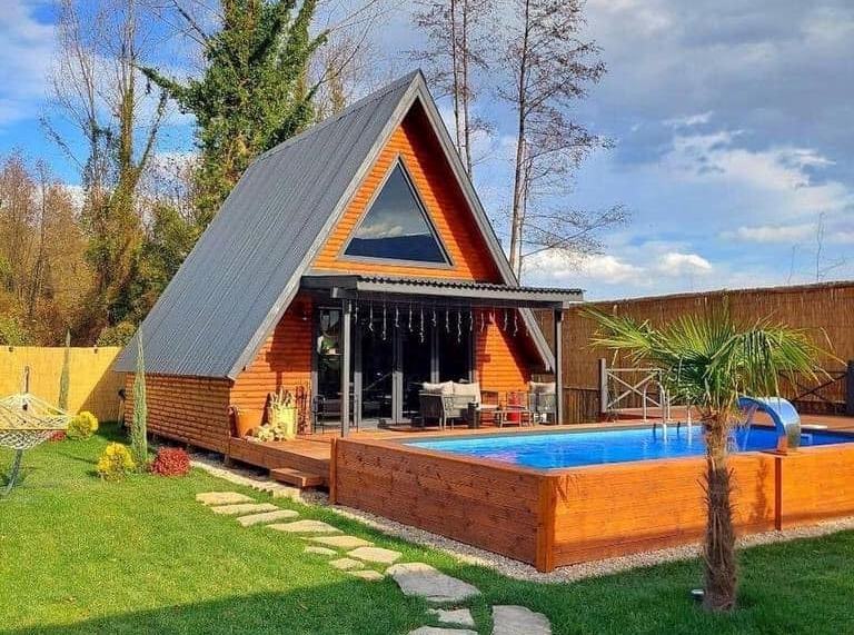 Casa din lemn cu piscina exterioara moderna