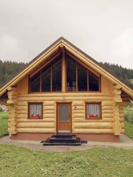 Model simplu cu casa cu etaj open space din lemn