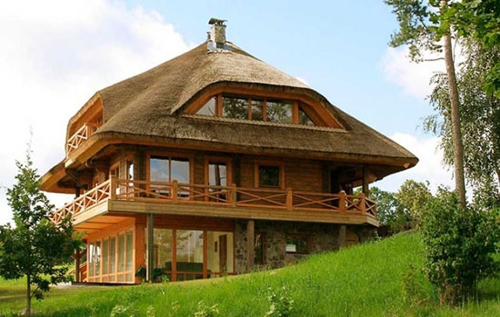 Casa din lemn cu acoperis ecologic din stuf