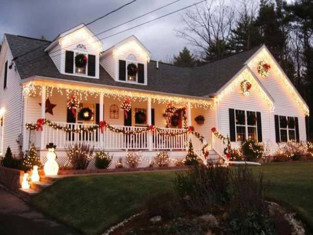 Casa cu veranda impodobita pentru sarbatori de iarna