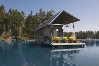 Casa mica amplasata pe lac