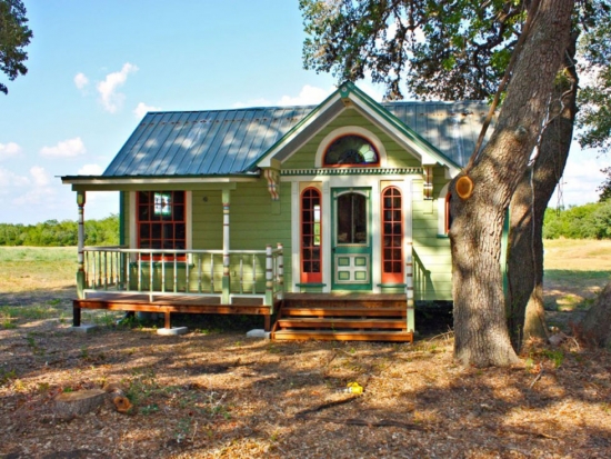Casa mica din lemn construita in stil victorian
