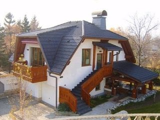 Casa cu acoperis cu forma neregulata