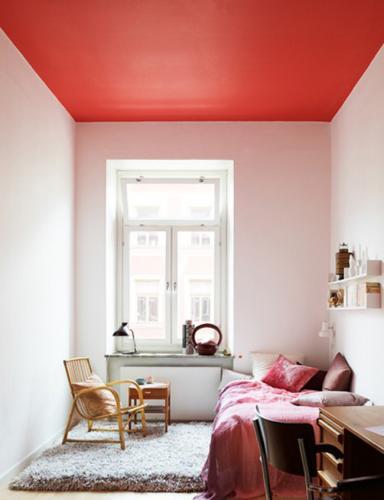 Dormitor cu tavan rosu si peretii roz foarte pal