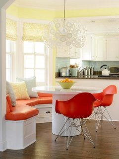Coltar de bucatarie alb cu portocaliu si masa rotunda cu scaune