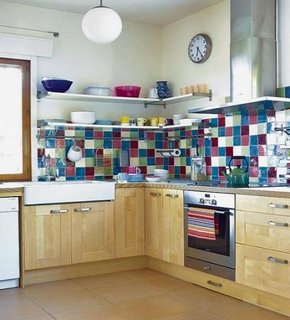 Placi colorate de faianta in bucatarie moderna