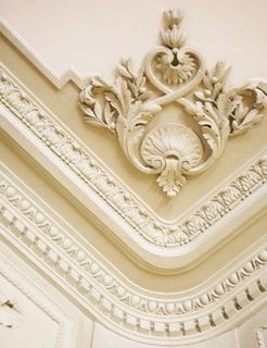 Plafon decorat cu stucaturi