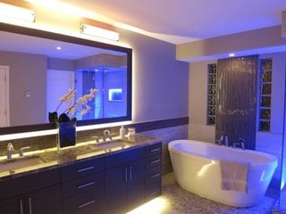 Banda flexibila cu LED montata in spatele oglinzii de baie
