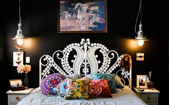 Dormitor cu perete negru, mobilier alb si pendante din inox satinat