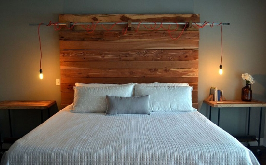 Dormitor rustic cu corpuri de iluminat in stil industrial