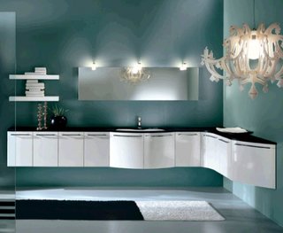 Candelabru mare alb cu design modern in baie minimalista