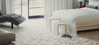 Dormitor integral alb cu covor fir mediu