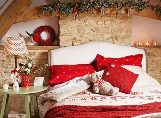 Dormitor cu perete placat cu piatra naturala cu ornamente pentru sarbatorile de iarna