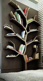 Biblioteca din lemn in forma de copac