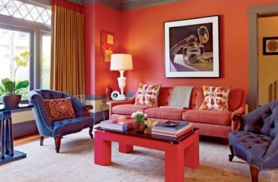 Canapea rosie cu perete de contrast rosu