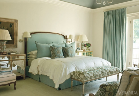 Dormitor cu pat bleu pal si draperii asortate