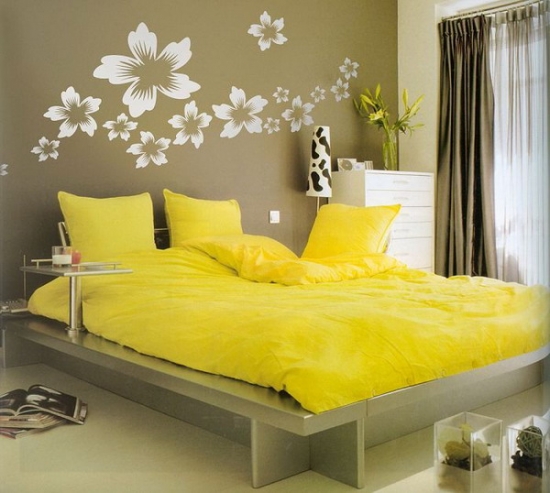 Dormitor gri cu galben