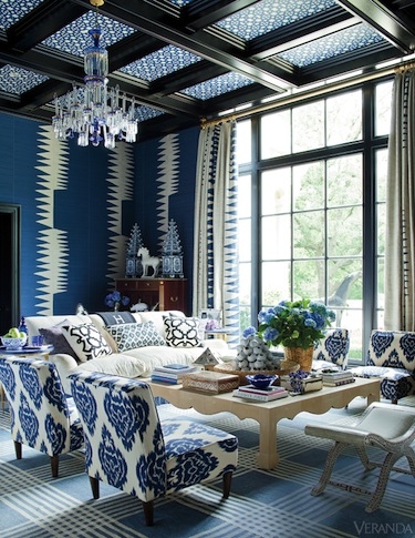 living superb clasic cu scaune tapitate cu bleu si alb si tavan cu lemn si tapet albastru