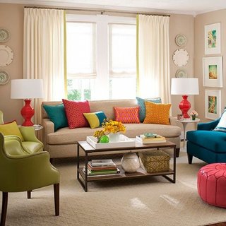 Living in culori neutre cu canapea crem cu perne decorative colorate