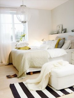 Dormitor alb cu accesorii si pete de culoare