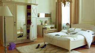 Dormitor clasic amenajat cu alb si bej