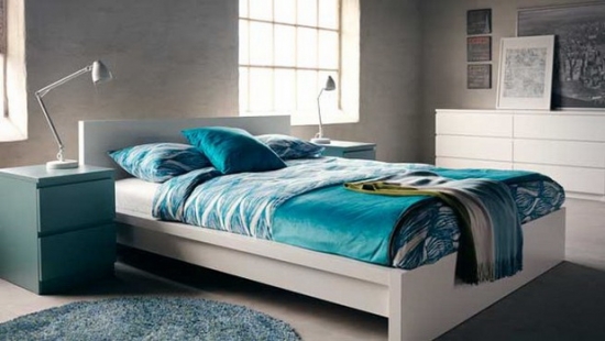 Dormitor simplu modern alb cu accesorii decorative bleu