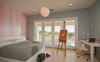 Dormitor zugravit cu gri si perete decorativ cu roz si alb