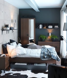 Culori contrastante pe pereti pentru marirea vizuala a unui dormitor mic
