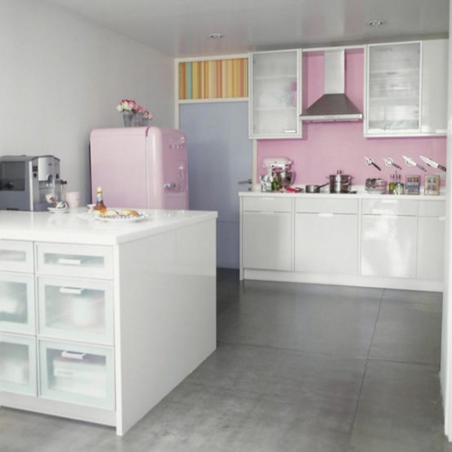 Frigider roz in bucatarie cu mobila alba