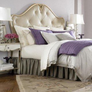 Dormitor amenajat luxuriant cu pat cu tablie din piele crem