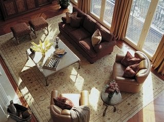 Varianta de asezare a covorului intr-un living mare clasic