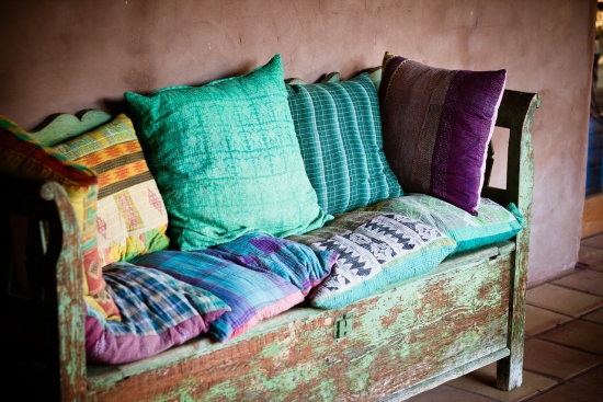 Canapea din lemn reconditionata cu perne decorative colorante