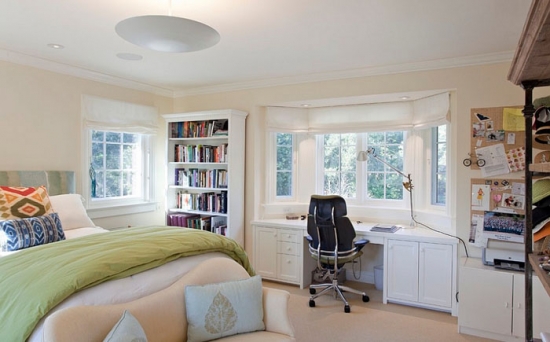 Dormitor amenajat clasic cu birou langa fereastra