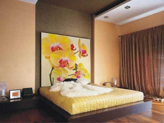 Dormitor modern cu tablou mare cu orhidee