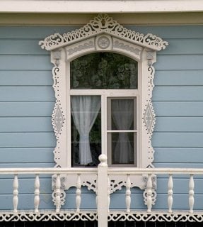 Fereastra infrumusetata cu decoratiuni sculptate