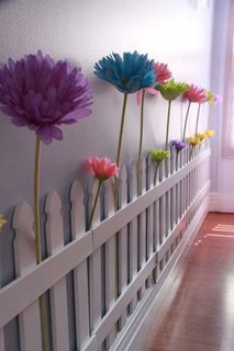 Gard din lemn cu gradina cu flori in camera copil