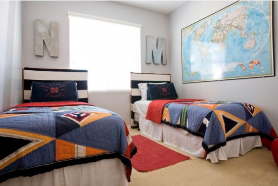 Camera pentru doi baieti decorata in stil eclectic cu litere mari si a harta a lumii mare