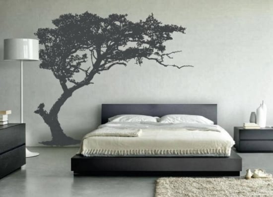 Decor negru pe un perete alb pentru o ambianta stilata in dormitor